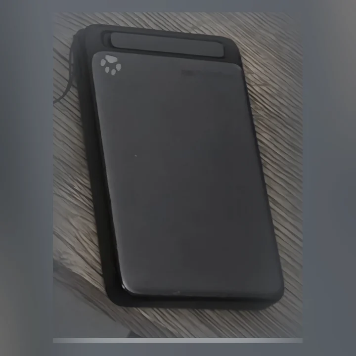 INIU magnetisk powerbank sedd uppifrån, baksidan uppåt