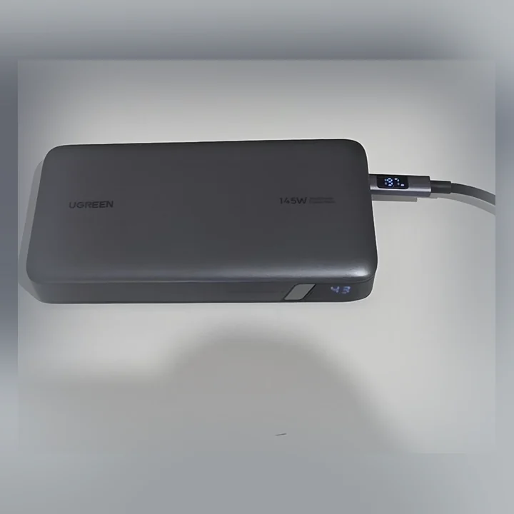 UGREEN Nexode powerbank liggande, med märkningen 145W tryckt på höljet.