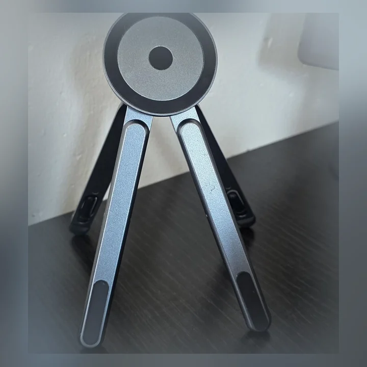Vikbart magnetiskt mobilstativ uppfällt med tre ben