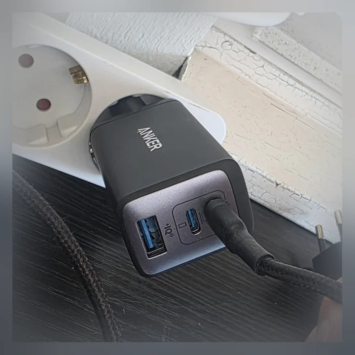 Anker 735 Nano II väggladdare med USB-A och USB-C, kabel ansluten