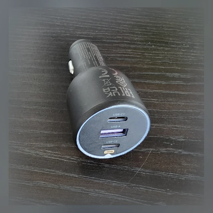 UGREEN billaddare med portarna USB-C1, USB-A och USB-C2 och märkningen 100 W.