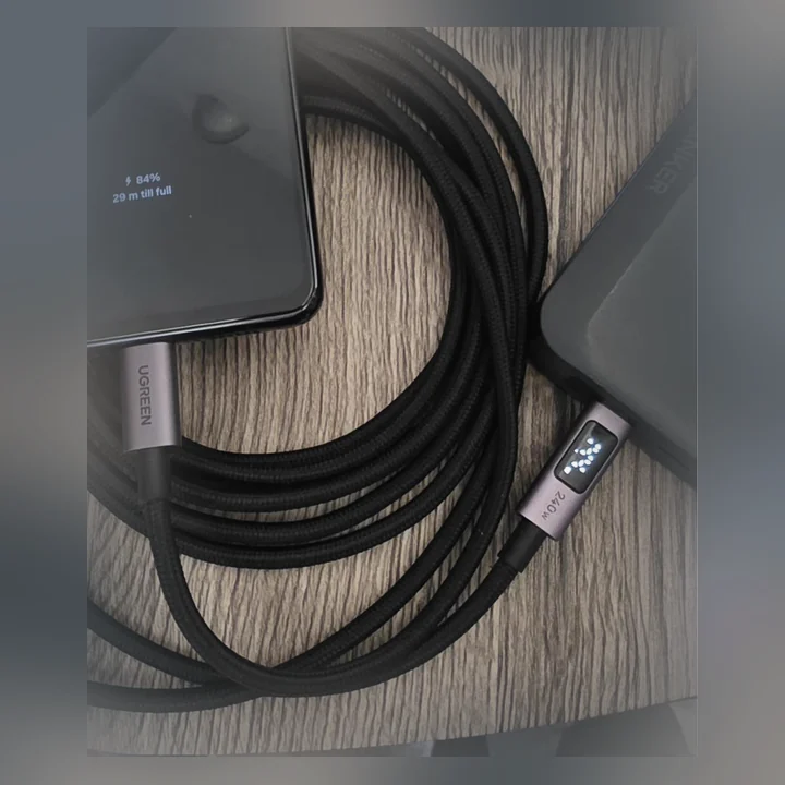 UGREEN-kabel med display på kontakten, märkt 240W, ansluten till en telefon som laddar.